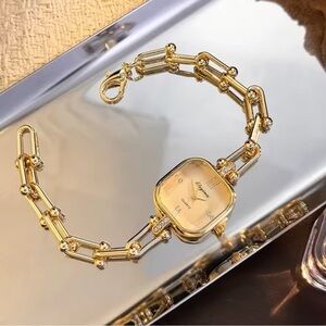 Graduated Link Classic Elegant Gold Women's Bracelet Watch
